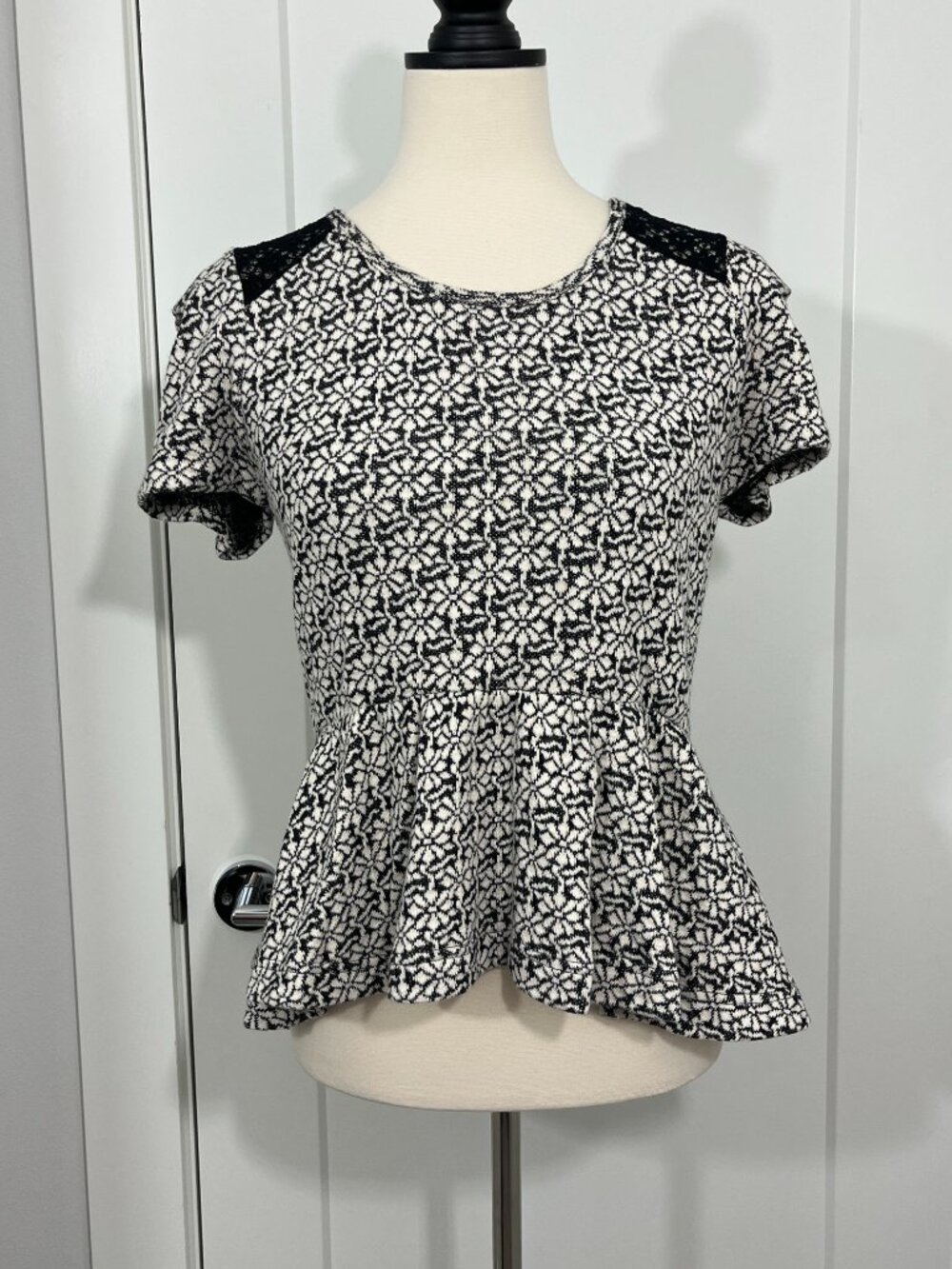 Knitted & Knotted Small Black White Floral Knit Peplum Top
